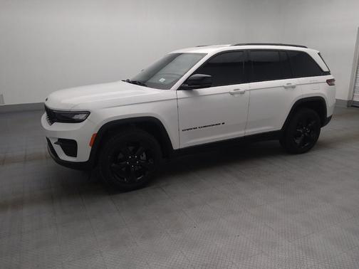 Bright White Clearcoat 2023 Jeep Grand Cherokee Altitude
