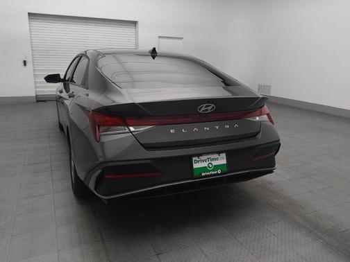 Gray 2025 Hyundai ELANTRA SE