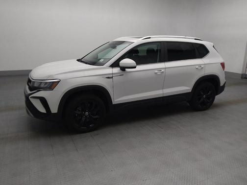 White 2023 Volkswagen Taos 1.5T SE
