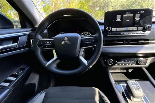 Labrador Black Pearl 2024 Mitsubishi Outlander SE