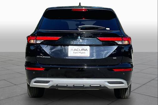 Labrador Black Pearl 2024 Mitsubishi Outlander SE