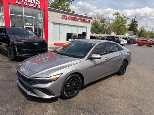 Gray 2024 Hyundai ELANTRA SE