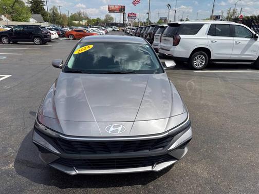 Gray 2024 Hyundai ELANTRA SE