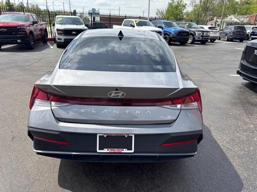Gray 2024 Hyundai ELANTRA SE