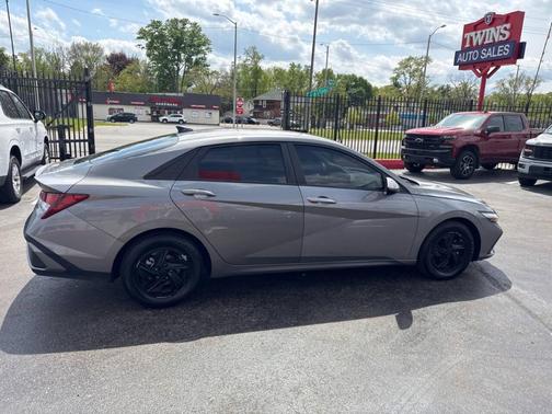 Gray 2024 Hyundai ELANTRA SE