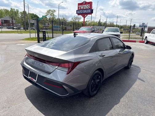 Gray 2024 Hyundai ELANTRA SE
