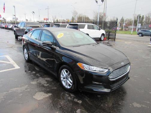 Black 2016 Ford Fusion SE