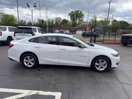 White 2019 Chevrolet Malibu 1LS