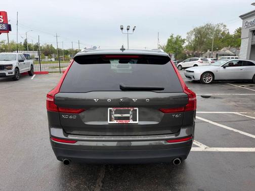 Gray 2018 Volvo XC60 T6 Momentum