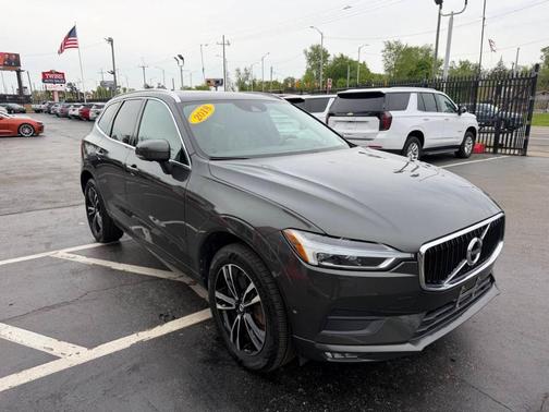 Gray 2018 Volvo XC60 T6 Momentum