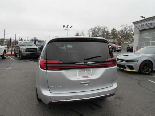 2024 Chrysler Pacifica Touring-L