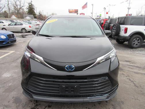 2024 Toyota Sienna LE