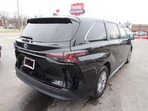 2024 Toyota Sienna LE