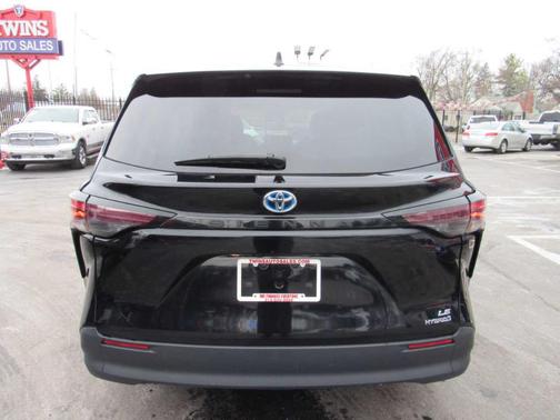 2024 Toyota Sienna LE