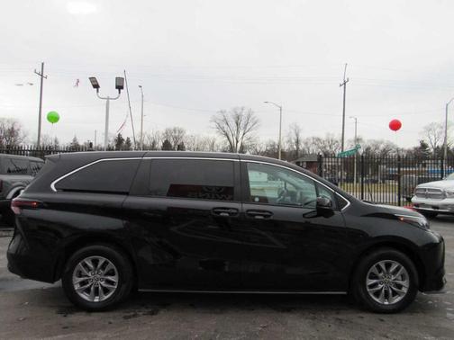 2024 Toyota Sienna LE