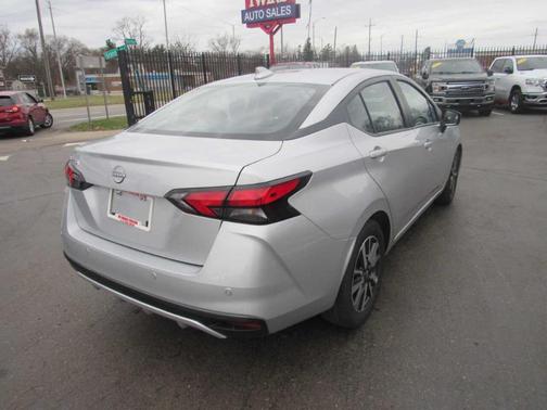 Silver 2025 Nissan Versa 1.6 SV