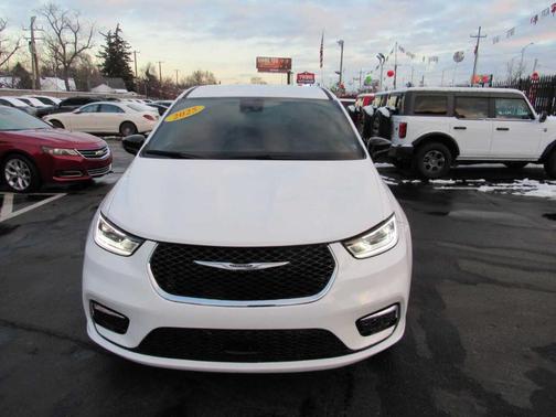 2025 Chrysler Pacifica Select