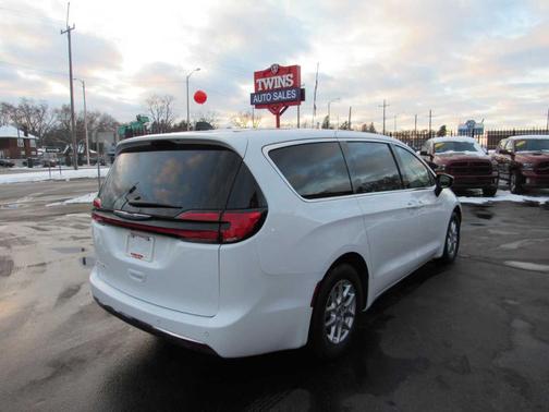 2025 Chrysler Pacifica Select