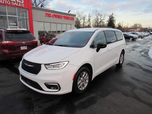 2025 Chrysler Pacifica Select