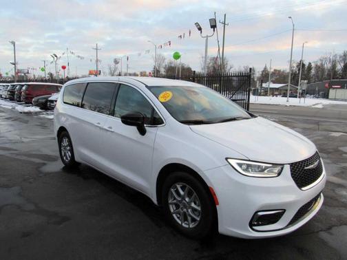 2025 Chrysler Pacifica Select