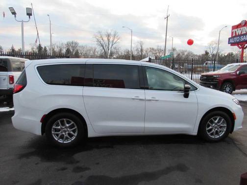 2025 Chrysler Pacifica Select