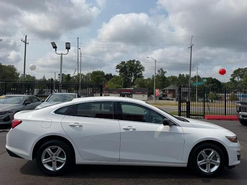 White 2024 Chevrolet Malibu 1FL