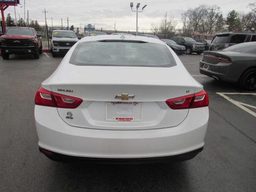 White 2016 Chevrolet Malibu 1LT