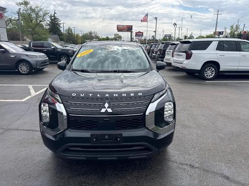 Black 2022 Mitsubishi Outlander ES