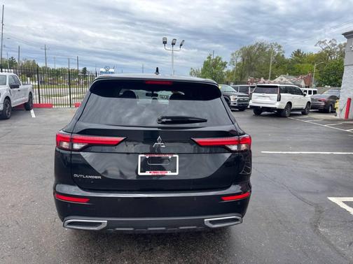 Black 2022 Mitsubishi Outlander ES