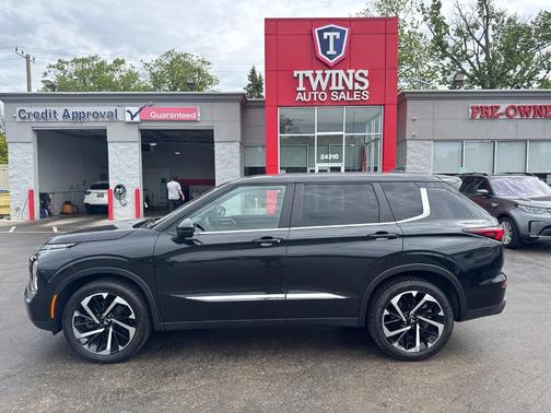 Black 2022 Mitsubishi Outlander ES