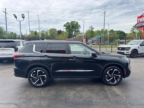 Black 2022 Mitsubishi Outlander ES