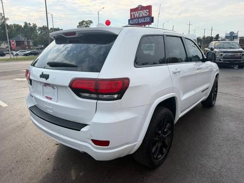 White 2018 Jeep Grand Cherokee Altitude