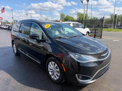 Black 2018 Chrysler Pacifica Touring-L Plus