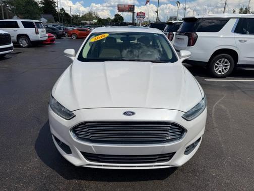 White 2016 Ford Fusion SE
