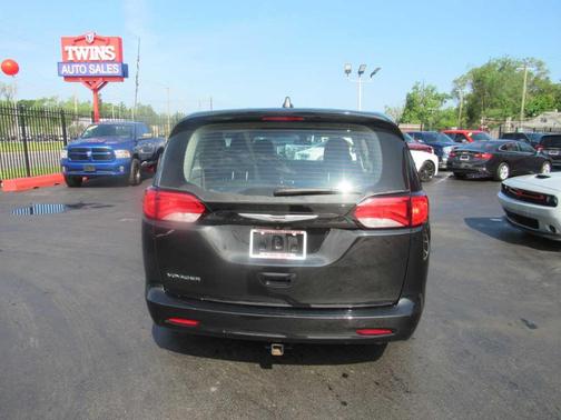 2022 Chrysler Voyager LX