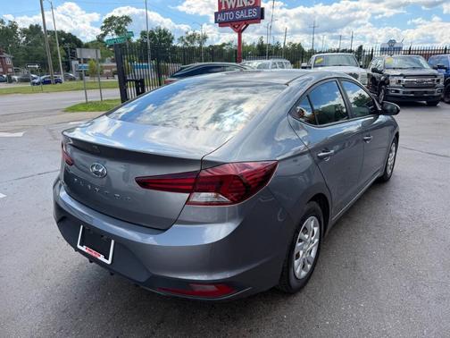 Gray 2020 Hyundai ELANTRA SE