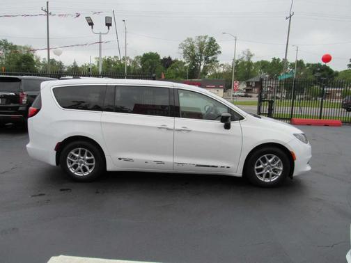 2024 Chrysler Voyager LX