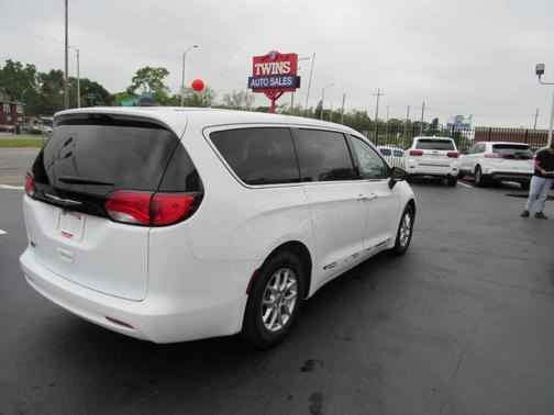 2024 Chrysler Voyager LX