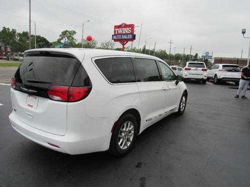 2024 Chrysler Voyager LX