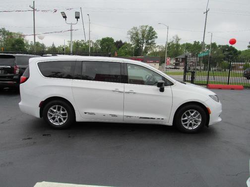 2024 Chrysler Voyager LX