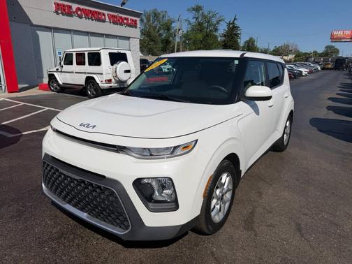 White 2022 Kia Soul LX
