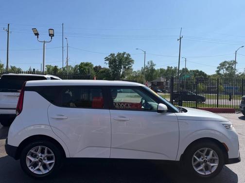 White 2022 Kia Soul LX