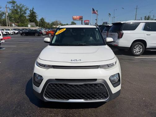 White 2022 Kia Soul LX