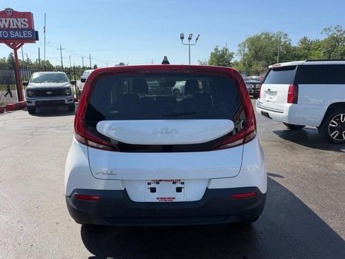 White 2022 Kia Soul LX