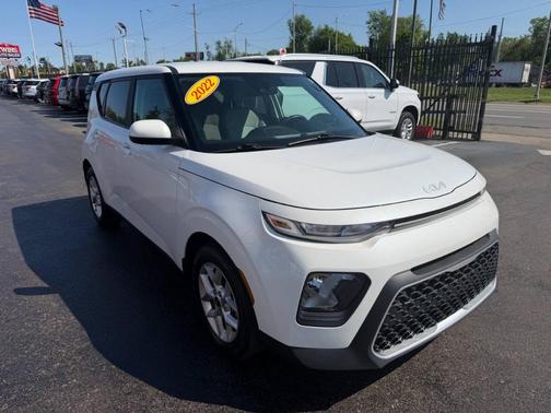 White 2022 Kia Soul LX