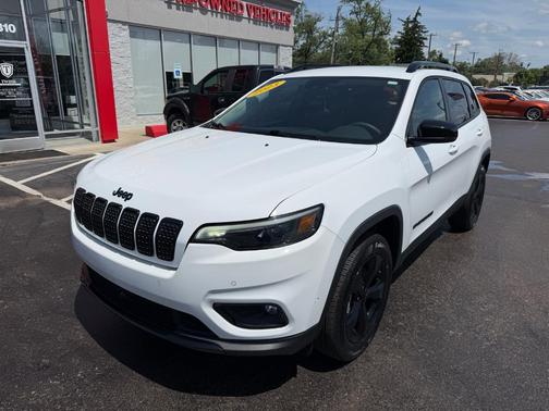 White 2023 Jeep Cherokee Altitude Lux