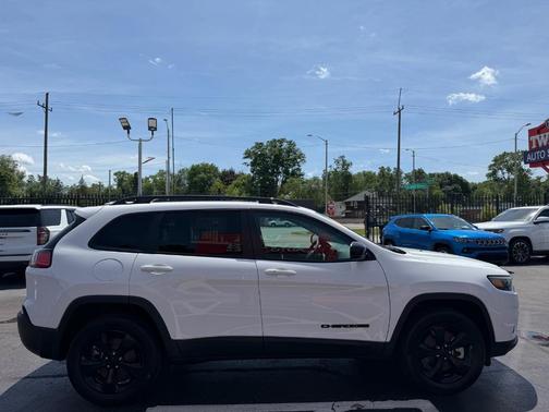White 2023 Jeep Cherokee Altitude Lux