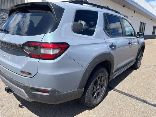 Sonic Gray Pearl 2023 Honda Pilot AWD TrailSport