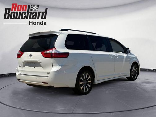 Blizzard Pearl 2018 Toyota Sienna XLE Premium