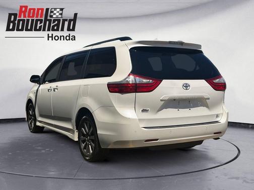 Blizzard Pearl 2018 Toyota Sienna XLE Premium